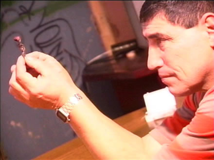 Sinh vật này có phần đầu to bất thường. Thi hài khô quắt dường như là đã qua đời từ khá lâu.