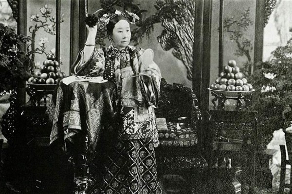 Theo một số tài liệu, sau khi được lấy ra khỏi lăng mộ của Từ Hy Thái Hậu, viên dạ minh châu qua tay nhiều người. Trong số những người từng sở hữu bảo vật này có Tống Mỹ Linh - vợ Tưởng Giới Thạch.