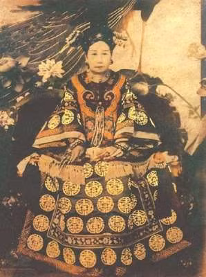 Sau khi đột nhập vào lăng mộ của Từ Hy Thái Hậu, Tôn Điện Anh đã lấy đi nhiều món đồ tùy táng, bao gồm cả viên dạ minh châu "khủng" đặt trong miệng bà.