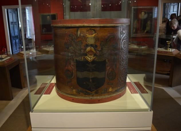 Francis Drake là một tên cướp biển nổi tiếng thế giới. Y chết năm 1596 ở ngoài khơi Panama. Drake được mai táng trên biển. Cái trống của gã cướp biển này được cho là mang sức mạnh siêu nhiên.