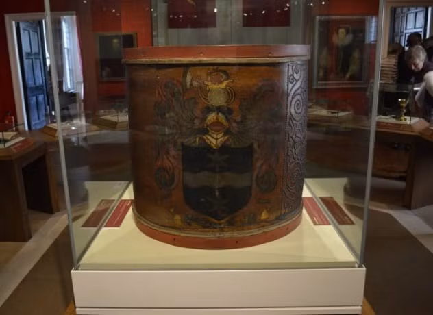 Francis Drake là một tên cướp biển nổi tiếng thế giới. Y chết năm 1596 ở ngoài khơi Panama. Drake được mai táng trên biển. Cái trống của gã cướp biển này được cho là mang sức mạnh siêu nhiên.