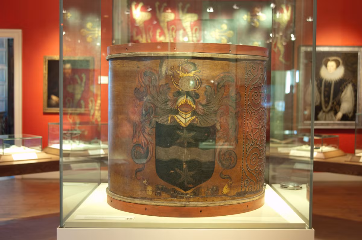 Không ít người tuyên bố nghe thấy tiếng trống vang lên từ chiếc trống của tên cướp biển Drake khi Chiến tranh thế giới 1 nổ ra và trong cuộc di tản Dunkirk.