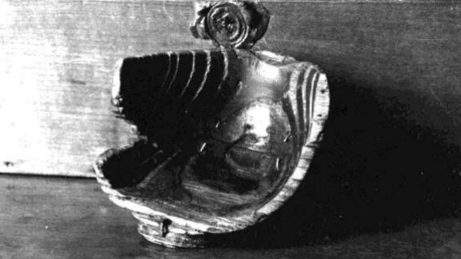 Cốc gỗ được cho là "Chén Thánh" bị hư hỏng theo thời gian nên không còn nguyên vẹn. Theo một số tài liệu, chiếc cốc Nanteos được trưng bày tại trường Đại học St David ở Lampeter kể từ năm 1870.