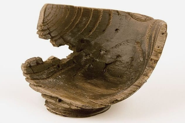 Bên trong chiếc cốc luôn chứa đầy nước. Một số người tuyên bố đã khỏi bệnh sau khi uống nước trong cốc Nanteos.