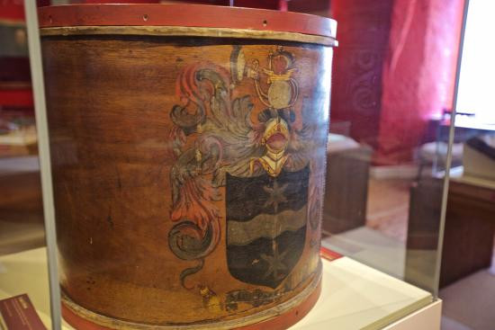 Khi còn sống, gã cướp biển Drake dùng chiếc trống trên để báo hiệu một cuộc tấn công. Sau khi Drake qua đời, một số câu chuyện về chiếc trống trên khiến nhiều người tò mò.