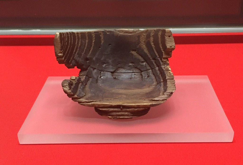 Tuy nhiên, vào năm 2014, chiếc cốc linh thiêng chứa sức mạnh chữa lành bệnh tật bị đánh cắp. Phải đến năm 2015, cảnh sát Anh mới tìm ra chiếc cốc Nanteos quý giá. Video: Thêm hé lộ mới về hầm mộ Chúa Jesus (nguồn: VTC14)