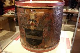 Không chỉ người dân bình thường, hoàng đế Napoleon của Pháp được cho là đã nghe thấy tiếng trống bí ẩn phát ra từ chiếc trống của tên cướp biển Drake khi ở gần một bến cảng.