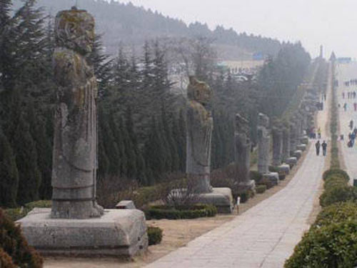 Chính vì vậy, một số người cho rằng, sở dĩ Càn Lăng còn nguyên vẹn sau gần 20 lần bị trộm mộ tới đào bới là vì nơi đây vướng lời nguyền chết chóc.