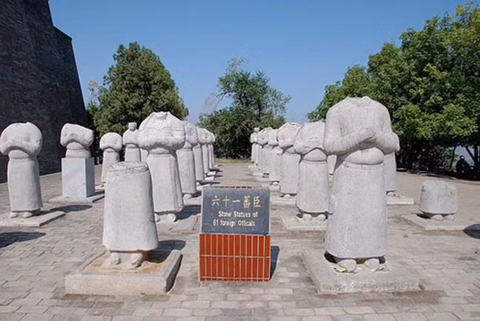 Một số tài liệu hé lộ Càn Lăng bị mộ tặc "ghé thăm" 17 lần nhằm đánh cắp số kho báu giá trị tại nơi an nghỉ của Võ Tắc Thiên.