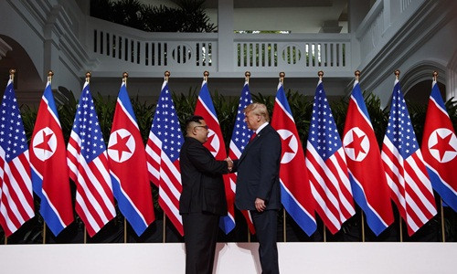 Kế đến, Tổng thống Trump và Chủ tịch Kim Jong-un có cuộc hội đàm riêng kéo dài khoảng 1 giờ và phiên làm việc chung giữa phái đoàn hai nước. Sau hội nghị, hai bên đưa ra tuyên bố chung là thống nhất "hướng tới mục tiêu phi hạt nhân hóa".