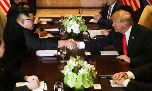 Tại hội nghị thượng đỉnh ở Singapore, Tổng thống Donald Trump và Chủ tịch Kim Jong-un gặp mặt lần đầu tại khách sạn Capella ở đảo Sentosa. Hai nhà lãnh đạo tạo không khí thân thiện ngay khi gặp nhau tại khách sạn với những hành động bắt tay, mỉm cười và giữ cánh tay nhau trước khi đến thư viện.