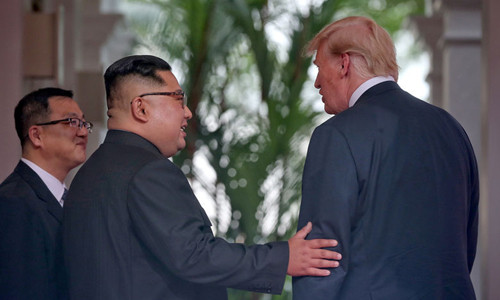 Khi tham gia cuộc gặp thượng đỉnh lần đầu tiên tổ chức tại Singapore, Tổng thống Trump và Chủ tịch Kim Jong-un đều thể hiện thiện chí và cùng muốn gây dựng được "mối quan hệ tốt đẹp" giữa Mỹ và Triều Tiên.