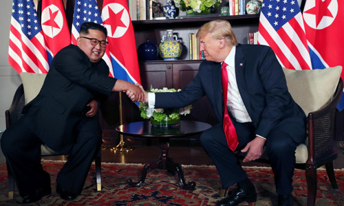 Ngày 12/6/2018 đã trở thành sự kiện lịch sử khi Tổng thống Mỹ Donald Trump và Chủ tịch Kim Jong-un của CHDCND Triều Tiên tham dự hội nghị thượng đỉnh Mỹ - Triều lần đầu tiên tổ chức tại Singapore. Cái bắt tay lịch sử giữa hai nhà lãnh đạo Mỹ và Triều Tiên đã trở thành tâm điểm chú ý của dư luận.