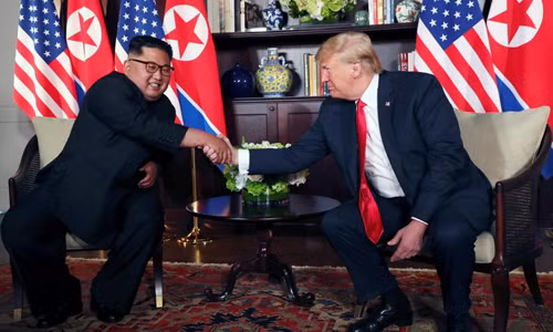 Hinh anh than thiet nong am Tong thong Donald Trump va Chu tich Kim Jong-un