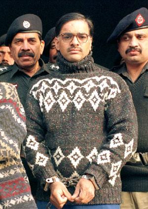 Gã đồng tính Iqbal đã khiến dư luận rúng động khi viết thư thú tội gửi đến cảnh sát. Trong thư, gã thuật lại quá trình gây án khi dùng tiền dụ những bé trai sống lang thang trên đường tới nhà để lạm dụng tình dục trước khi ra tay giết người.