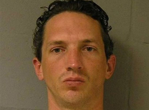 Israel Keyes là tên tội phạm khét tiếng nước Mỹ. Y gia nhập quân đội Mỹ khi 20 tuổi. Ngay từ khi còn là quân nhân, Keyes bắt đầu thực hiện hàng loạt hành vi phạm tội gồm: bắt cóc, cưỡng hiếp, giết người và cướp ngân hàng.