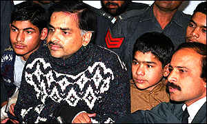 Tuy nhiên, trước khi vụ hành quyết diễn ra, Iqbal tự sát bằng ga trải giường trong phòng giam vào ngày 8/10/2001.