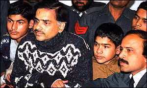 Tuy nhiên, trước khi vụ hành quyết diễn ra, Iqbal tự sát bằng ga trải giường trong phòng giam vào ngày 8/10/2001.