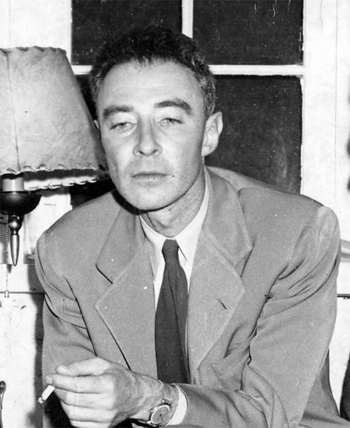 Trước khi tham gia dự án Manhattan, ông Oppenheimer là giáo sư vật lý ở đại học California.
