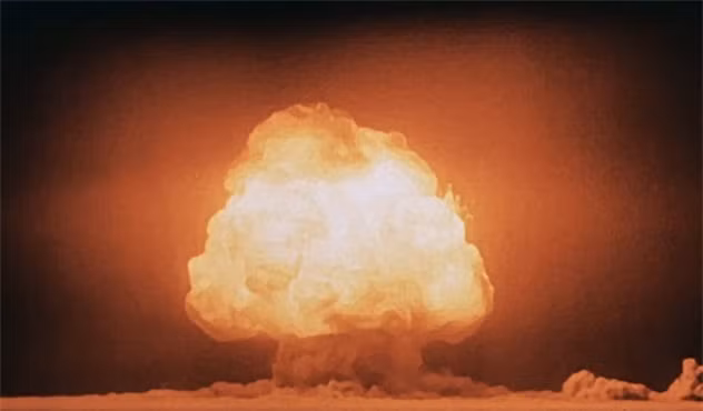  Bom nguyên tử được xem là vũ khí nguy hiểm nhất mà con người đã sáng chế ra từ trước cho đến nay. Nguyên do là vì vũ khí này có sức hủy diệt lớn khiến nhiều người thương vong và gây ảnh hưởng lâu dài đối với con người và môi trường.