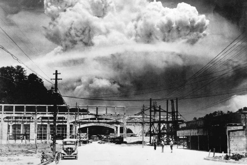 Một số ý kiến cho rằng sáng chế bom nguyên tử đã góp phần kết thúc Chiến tranh thế giới 2 sớm hơn dự kiến. Sau khi chứng kiến hậu quả nặng nề do bom nguyên tử gây ra, nhà khoa học Oppenheimer cho rằng bản thân đã trở thành "kẻ hủy diệt" thế giới với sáng chế vũ khí nguy hiểm.