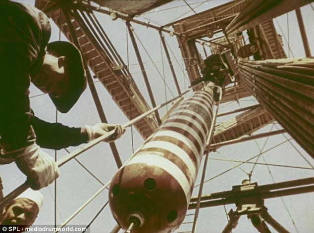 Do những phương pháp chữa cháy thông thường không có hiệu quả nên các nhà khoa học Liên Xô tại phòng thí nghiệm vũ khí hạt nhân Arzamas đã tìm ra cách khống chế ngọn lửa trên bằng cách sử dụng một vũ khí nguy hiểm.