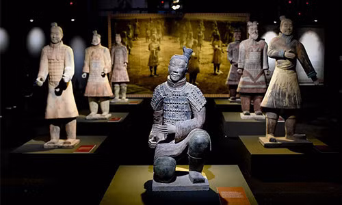 Theo giả thuyết này thì số người chết khi Tần Thủy Hoàng băng hà không chỉ dừng lại ở con số hơn 8.000 người. Bởi lẽ, toàn bộ những nhân công, nô lệ, thậm chí cả các kiến trúc sư xây dựng lăng mộ cũng như đoàn đưa tang bị giết để không làm lộ bí mật địa điểm chôn cất Tần Thủy Hoàng.