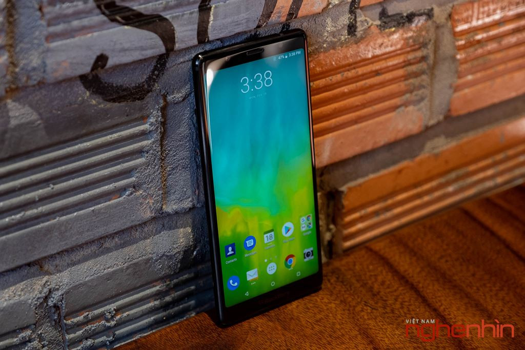 Bên trong Evolve sử dụng Snapdragon 450, RAM 4GB, bộ nhớ trong 64GB, cài sẵn Android 8.1 và tính năng độc quyền DTEK.