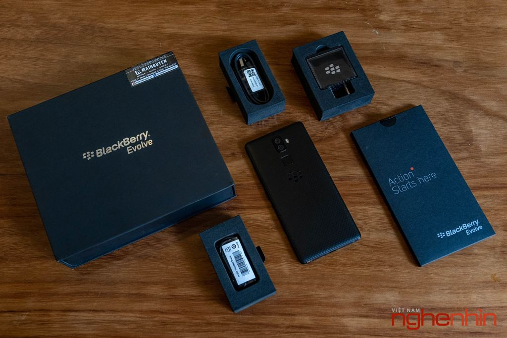 Hộp ngoài Blackberry Evolve đơn giản với tông màu tối, làm nổi bật logo cùng tên sản phẩm.