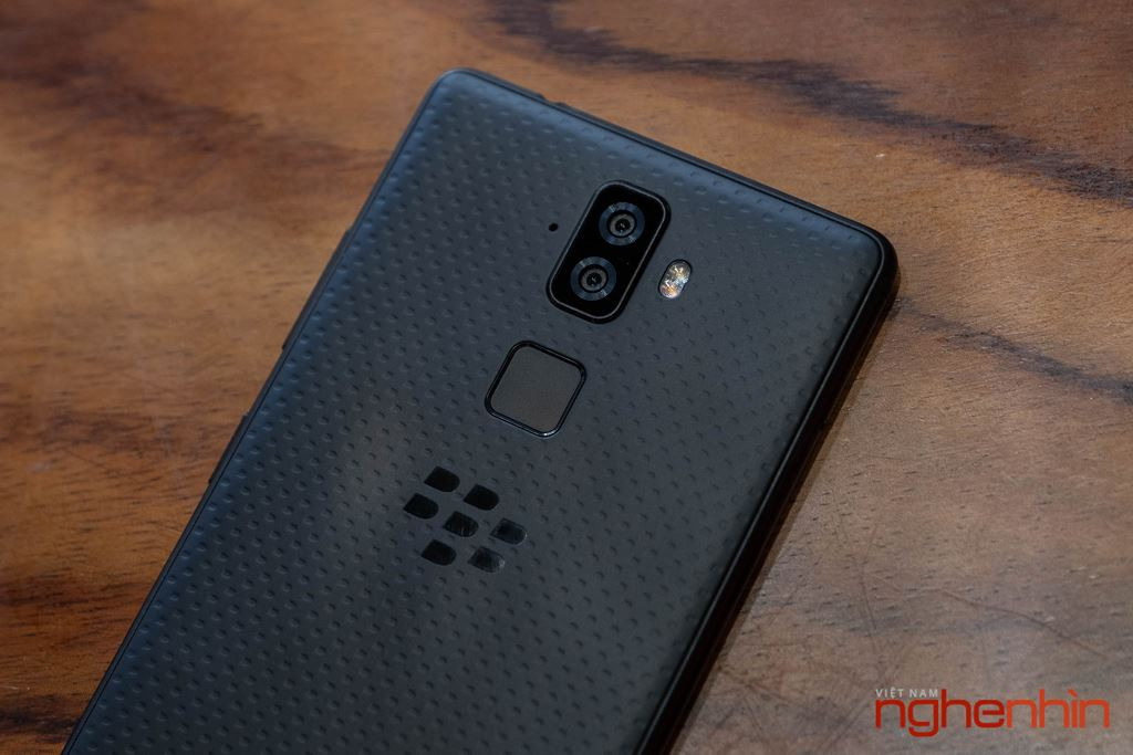 Máy sở hữu mặt lưng nhựa cách điệu vân chấm bi với điểm nhấn là cụm camera kép, cảm biến vân tay và logo "dâu đen"