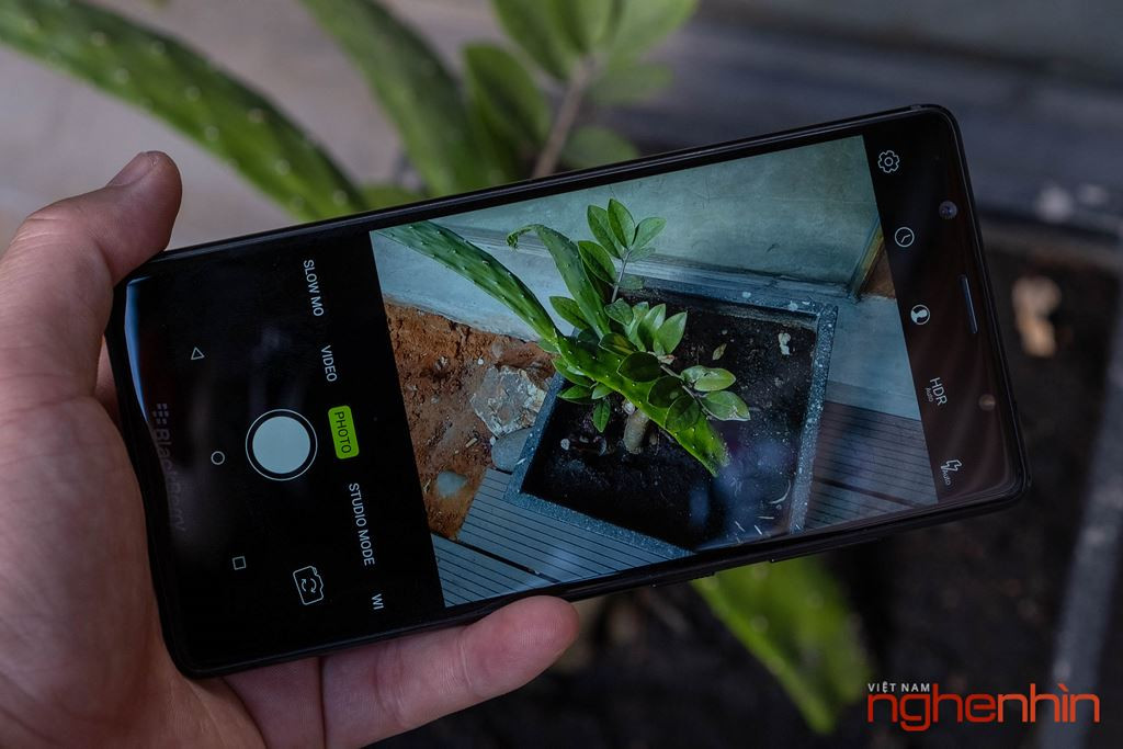 Camera sau kép gồm một ống kính 13MP (RGB) và 13MP để chụp Monochrome.