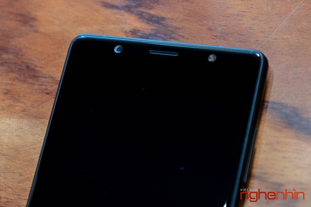 Màn hình phía trước kích thước lớn 5,99” được bảo vệ bởi mặt kính Gorilla Glass 5. Phần dưới màn hình Evolve vẫn theo phong cách cũ dùng để bố trí logo.