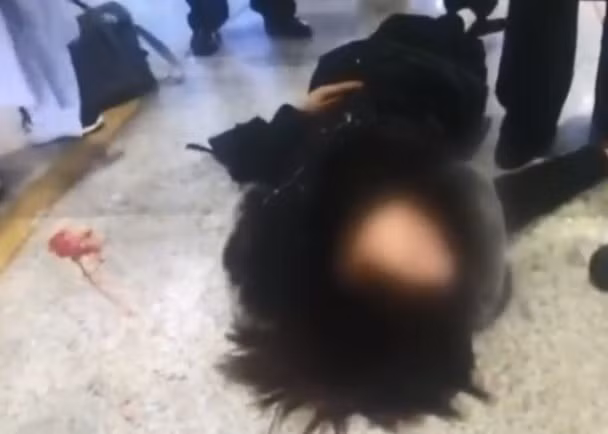 Co gai nam bat dong tren san nha khien moi nguoi hoang so