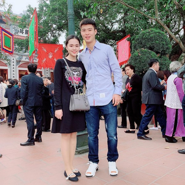 Quỳnh Anh đi chùa cùng Duy Mạnh cầu may mắn, bình an