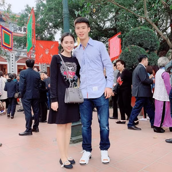 Quỳnh Anh đi chùa cùng Duy Mạnh cầu may mắn, bình an