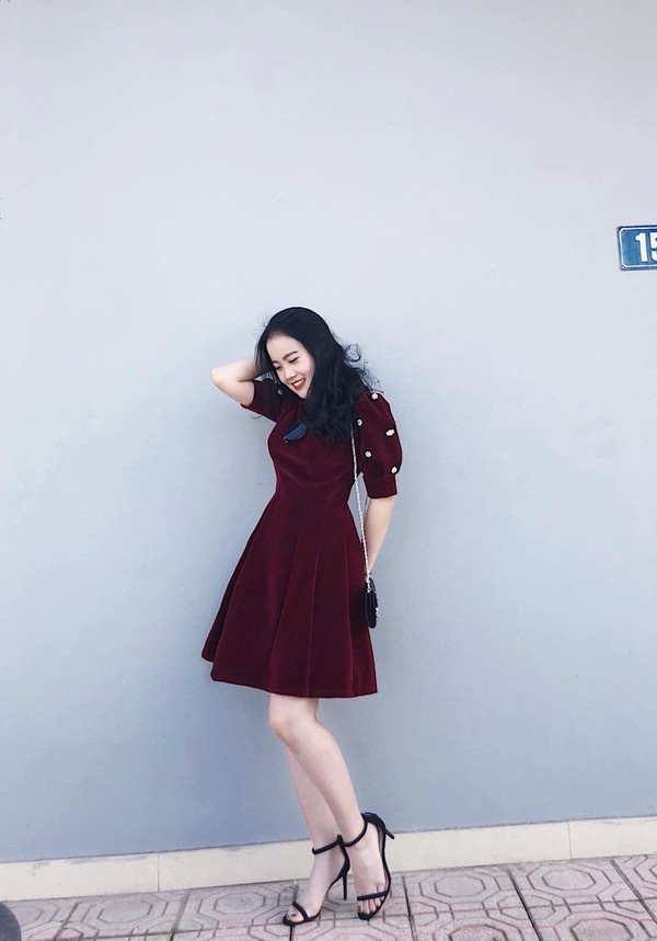 Hoàng Anh, bạn gái của Đoàn Văn Hậu khoe sắc trong chiếc váy đỏ