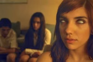 Không phải ngay từ khi sinh ra Laura đã có đôi mắt đặc biệt như vậy. Ban đầu, cô có đôi mắt màu nâu xinh đẹp như bao bạn bè đồng trang lứa.