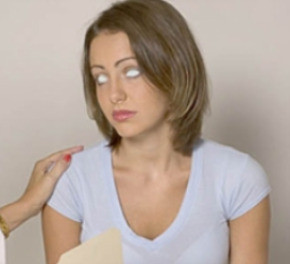 Tuy nhiên, cuộc đời của Laura có sự thay đổi lớn khi lên 10 tuổi. Sau khi thức dậy, Laura bước vào nhà vệ sinh thì kinh hãi phát hiện đôi mắt trở nên trắng tinh.