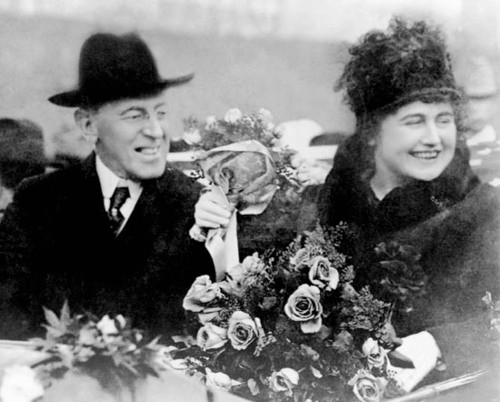 Thậm chí, một số chuyên gia còn cho hay trong khoảng thời gian ấy, đệ nhất phu nhân Edith Wilson có những hành động giống như Tổng thống Mỹ.