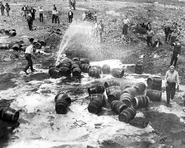 Do rượu lậu vẫn hoành hành nên đã có khoảng hơn 10.000 người bỏ mạng vì uống phải rượu có chất độc.