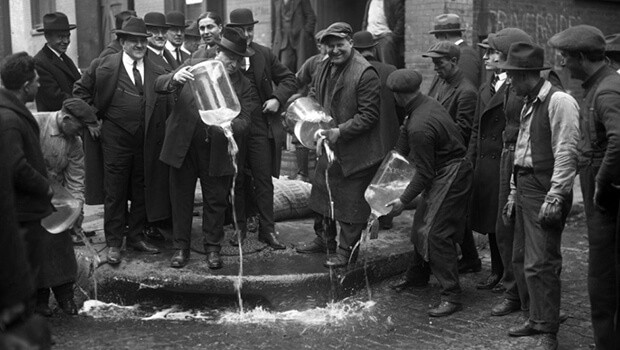 Luật cấm nấu và bán rượu ở Mỹ có từ những năm 1920 - 1933. Vào thời điểm ấy xuất hiện một thuyết âm mưu kỳ lạ cho rằng chính phủ Mỹ đã bỏ chất độc vào rượu nhằm khiến người dân giảm lượng tiêu thụ rượu.