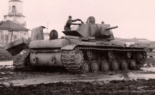 Số lính này của Đức quốc xã không thể vòng qua xe tăng để di chuyển bởi xung quanh đều là đầm lầy.