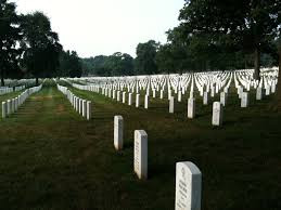 Theo đó, hai cảnh sát đến ngôi mộ của Pruitt chụp ảnh và tìm hiểu sự việc. Khi trở ra, họ cảm thấy bị một thế lực bí ẩn theo dõi. Khi họ cố gắng thoát khỏi thế lực bí ẩn thì chiếc xe đâm vào hàng rào. Một trong hai cảnh sát tử vong do bị dây xích trên hàng rào siết cổ đến chết.