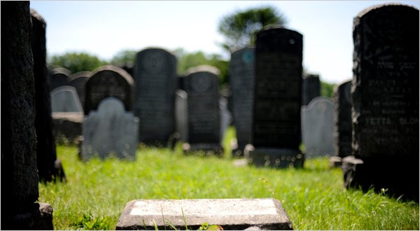 Chưa dừng lại, mẹ cậu bé chết trong vụ tai nạn trên cho rằng linh hồn Pruitt gây ra cái chết của con trai. Do vậy, bà dùng rìu đập phá ngôi mộ của Pruitt.