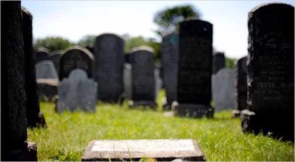 Chưa dừng lại, mẹ cậu bé chết trong vụ tai nạn trên cho rằng linh hồn Pruitt gây ra cái chết của con trai. Do vậy, bà dùng rìu đập phá ngôi mộ của Pruitt.