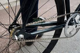 Cụ thể, một cậu bé đã ném đá vào ngôi mộ của Pruitt. Sau khi có hành động trên, cậu bé chết trong một tai nạn kỳ quặc là bị xích xe đạp thít cổ đến chết.