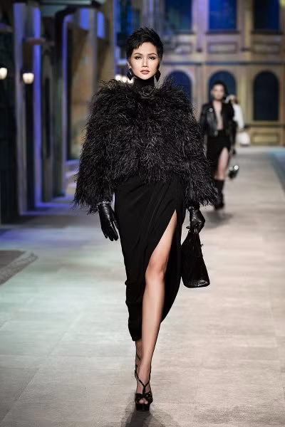 10 man catwalk khien khan gia man nhan cua cac my nhan Viet-Hinh-7