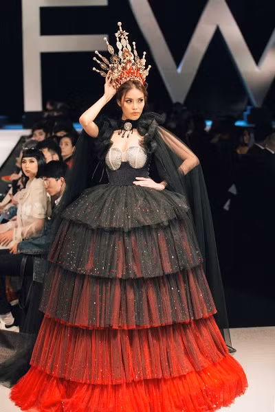 10 man catwalk khien khan gia man nhan cua cac my nhan Viet-Hinh-9