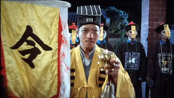 Các thầy cúng còn sử dùng bùa chú để dán lên trán cương thi nhằm khống chế quái vật ghê rợn này.