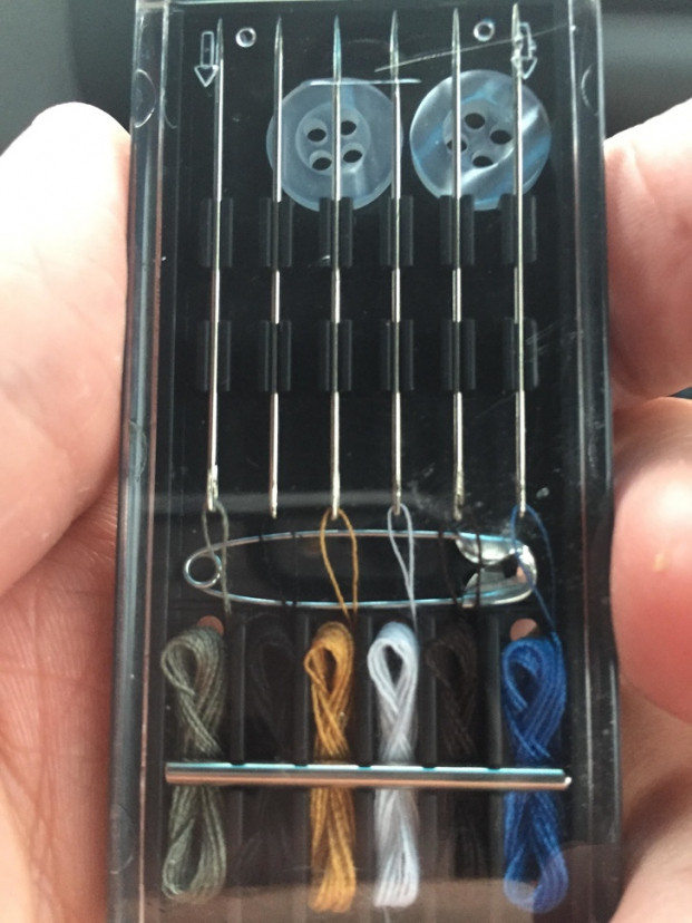 Bộ kim chỉ ở khách sạn có kim đã được xỏ chỉ sẵn